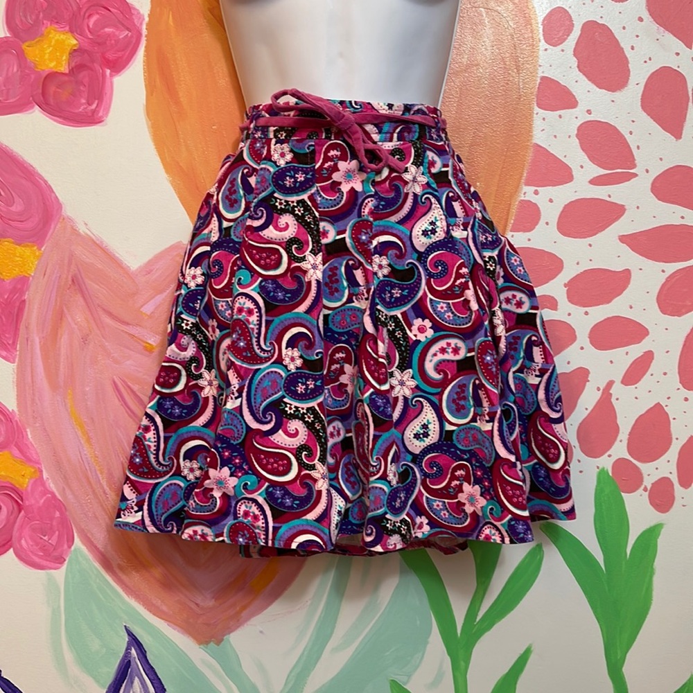 Talbots zip up paisley corduroy skirt, with pockets.